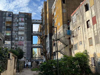 En la foto se ve el barrio Fuerte Apache, con sus torres y pabellones.